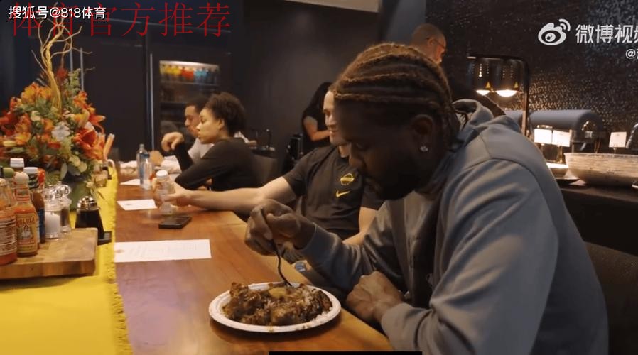 氛围不错！艾顿母亲近期为湖人球员准备了一桌丰盛的美食